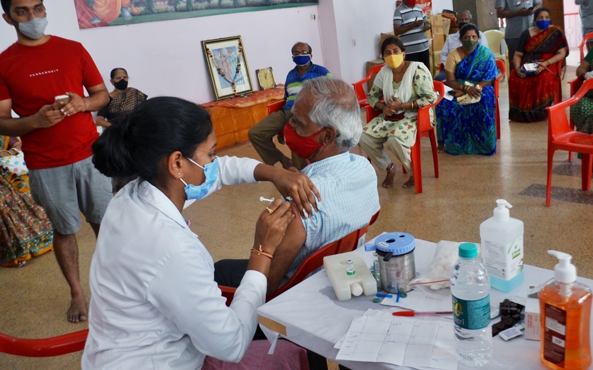 Ấn Độ tiêm vaccine cho người trên 18 tuổi khi số ca Covid mới vượt mốc 400.000 người/ngày